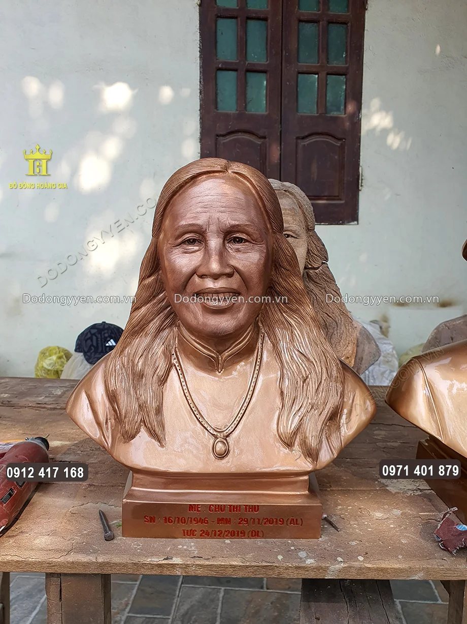 Bức tượng b&aacute;n th&acirc;n cụ b&agrave;